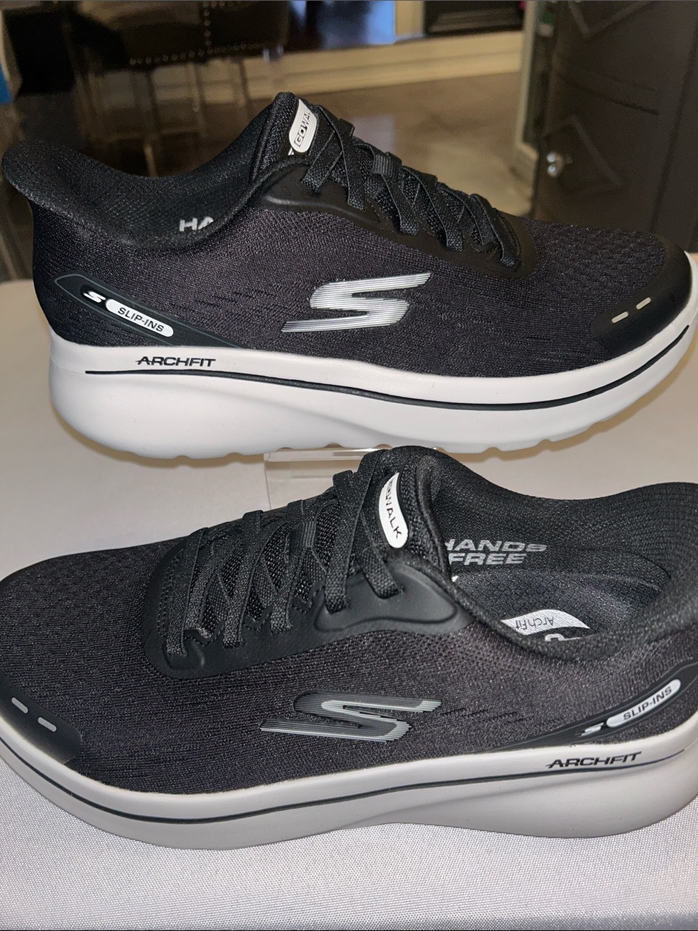 Skechers Men's Black and White Arch Fit Slip-On Sneakers sz 9 NWOT
